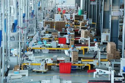 在山東辛化硅膠,工人在生產出口的水晶貓砂。資料片